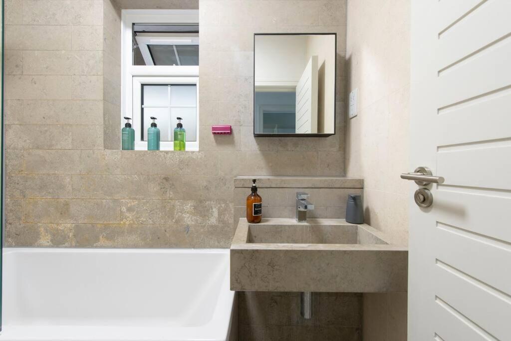 2 Bedroom Modern Urban Sanctuary 1Cc - Cherrydeal London Exteriör bild